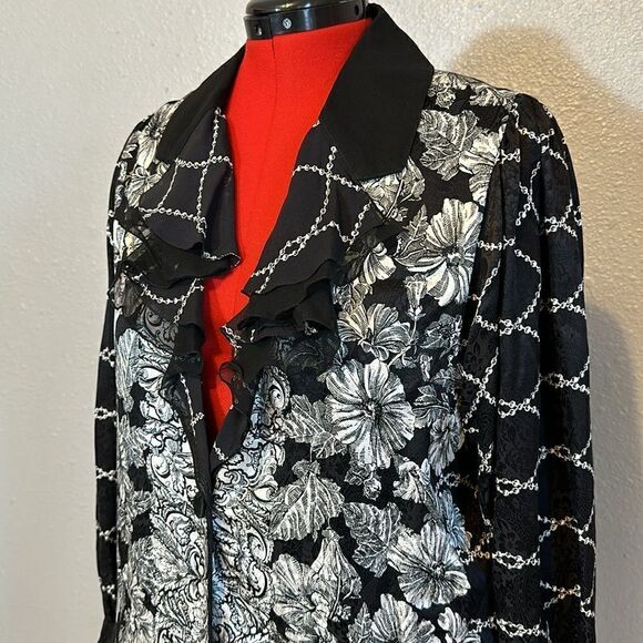 Diane Freis women’s silk floral two button blouse. No size tag - Picture 3 of 9